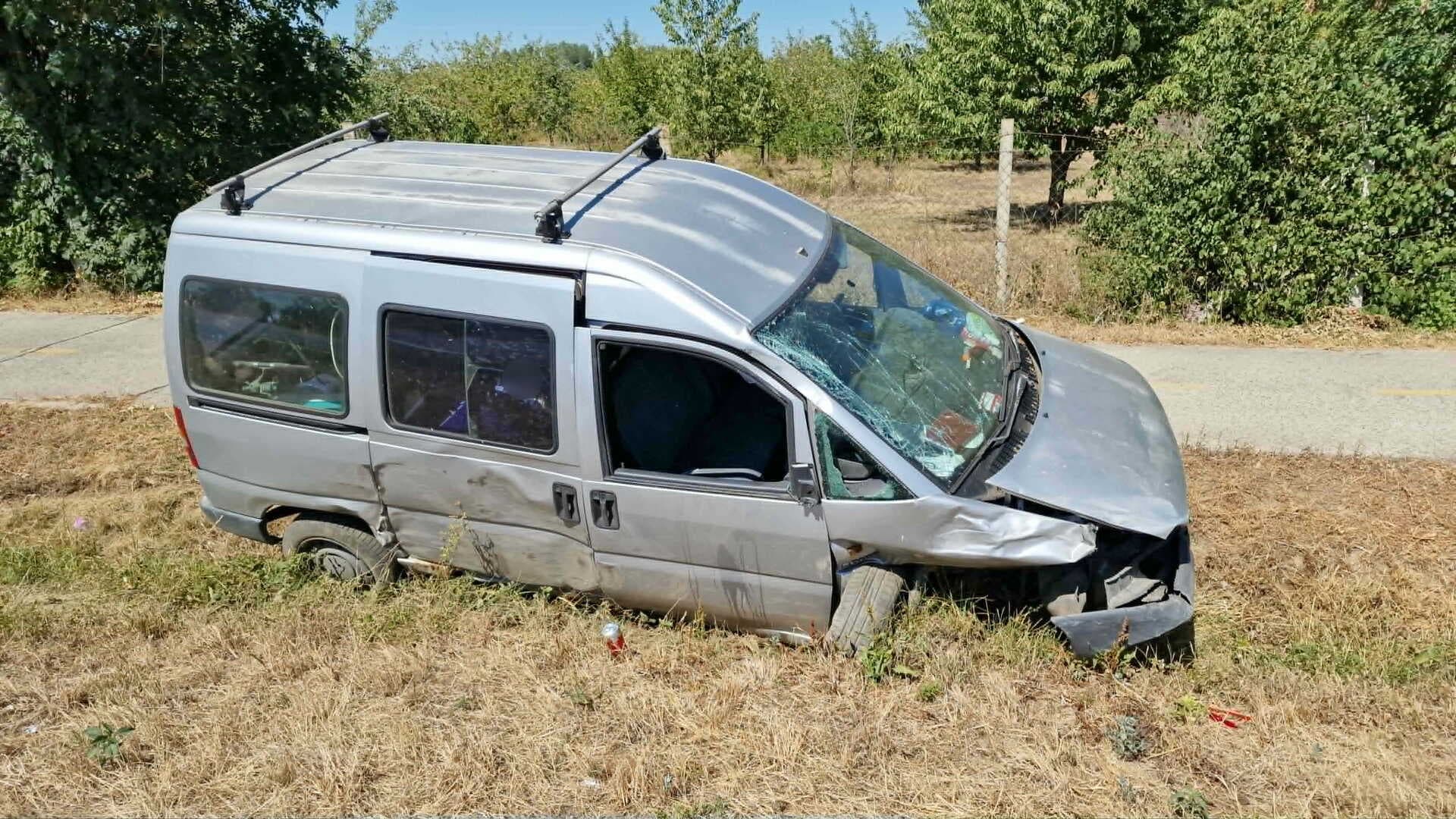 Az éppen megelőzött billencs oldalába hajtott egy furgon a 87-es főúton