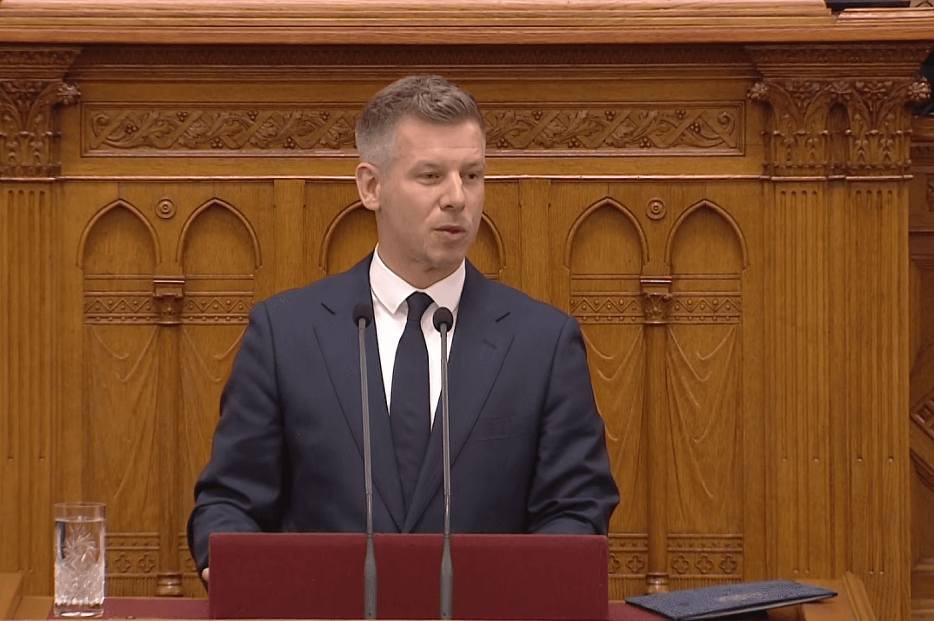Magyar Péter szerint sajnálatos és sokatmondó, hogy az ellenzéki pártok nem vettek részt a paksi munkákban