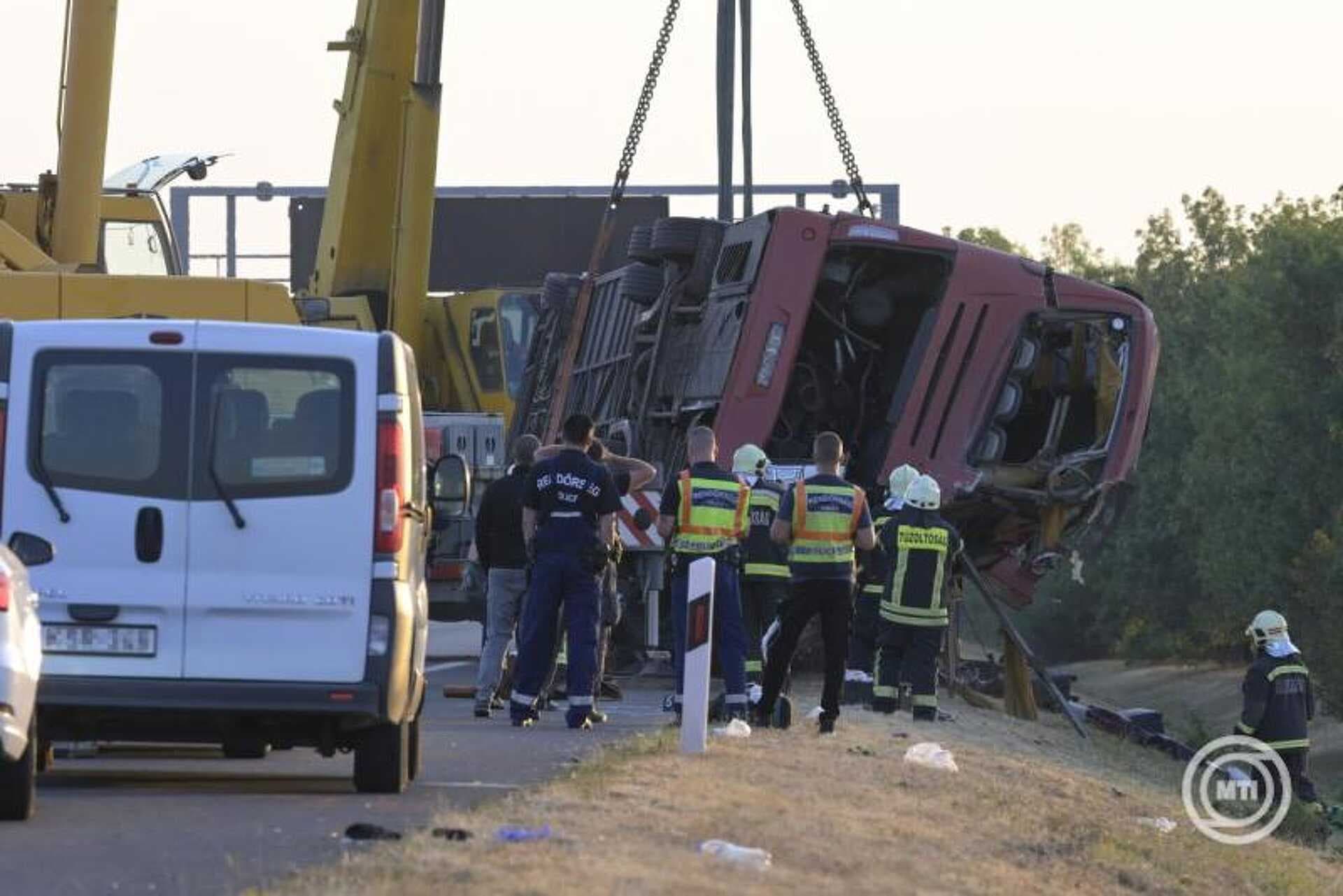 Tizenkét ember meghalt az M3-ason, amikor felborult egy busz